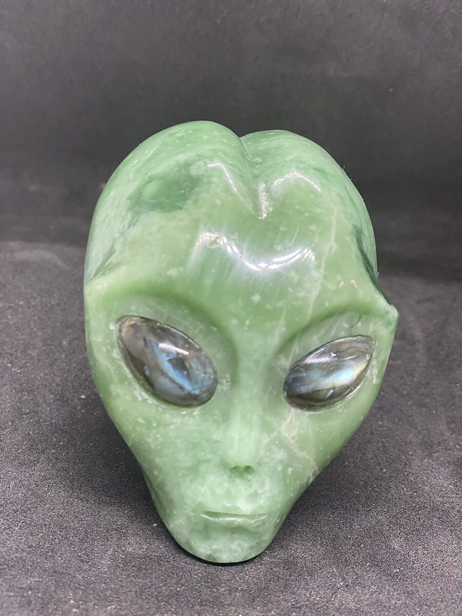 Crâne extraterrestre en obsidienne verte et aux yeux labradorite