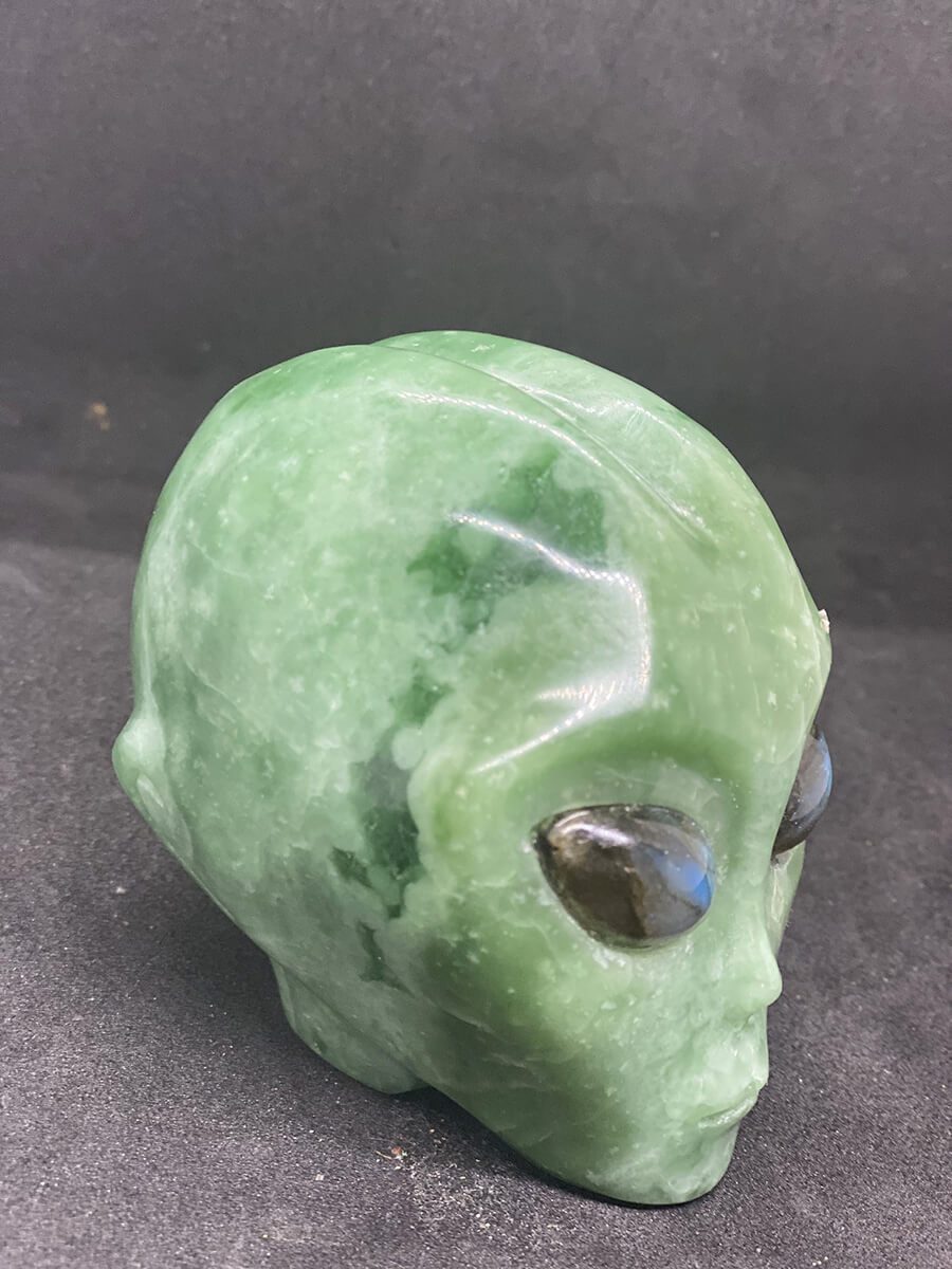 Crâne extraterrestre en obsidienne verte et aux yeux labradorite