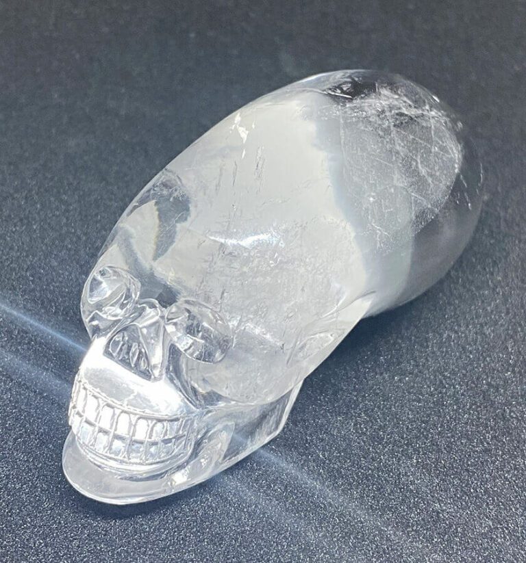 Crâne allongé en cristal de roche Himalaya