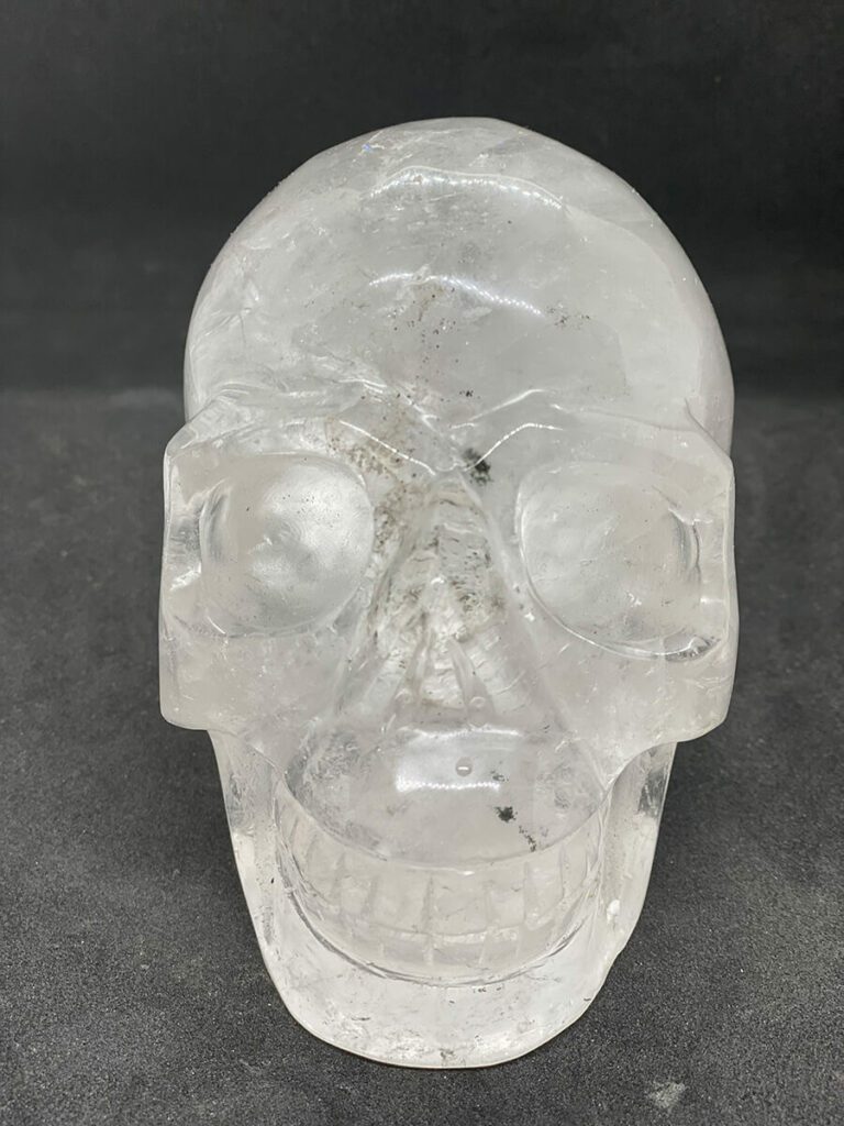 Crâne de cristal de roche avec arc en ciel