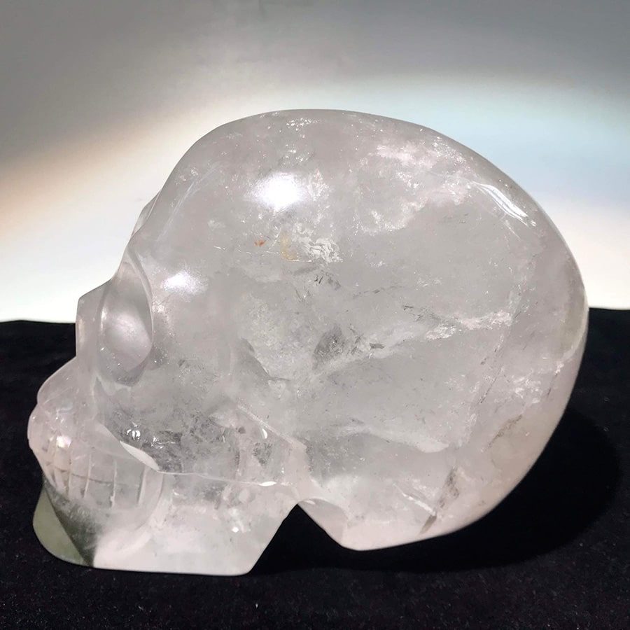 Crâne de cristal de roche allié à du quartz fantôme vert
