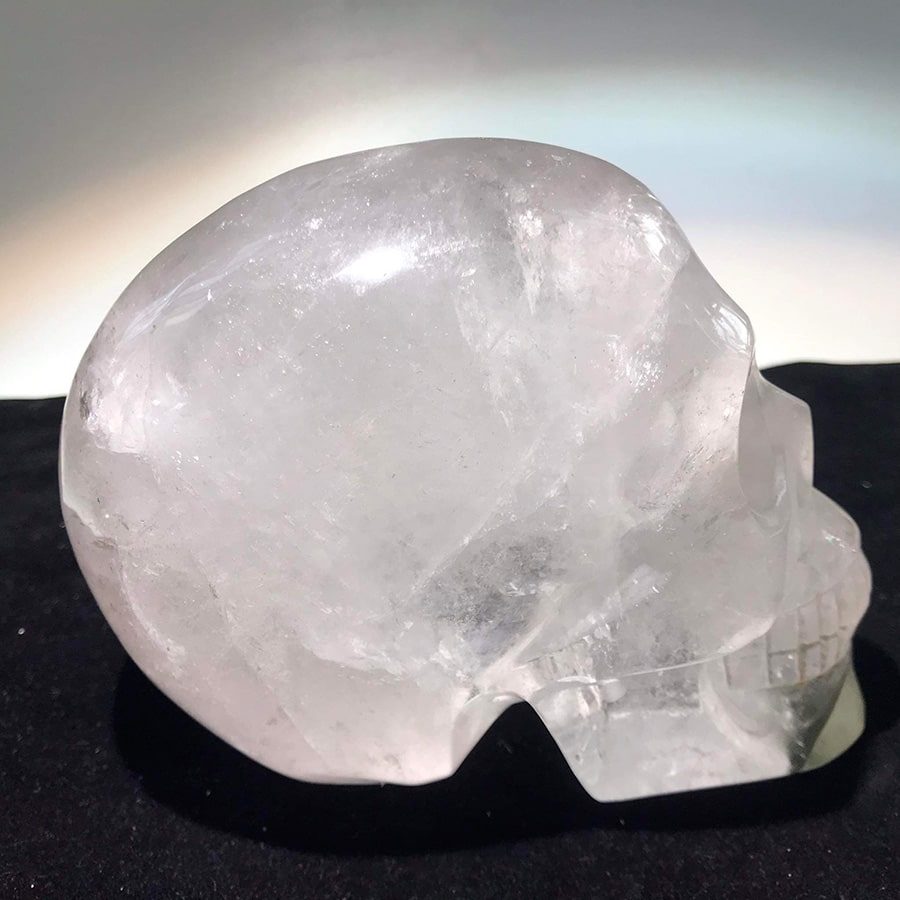Crâne de cristal de roche allié à du quartz fantôme vert