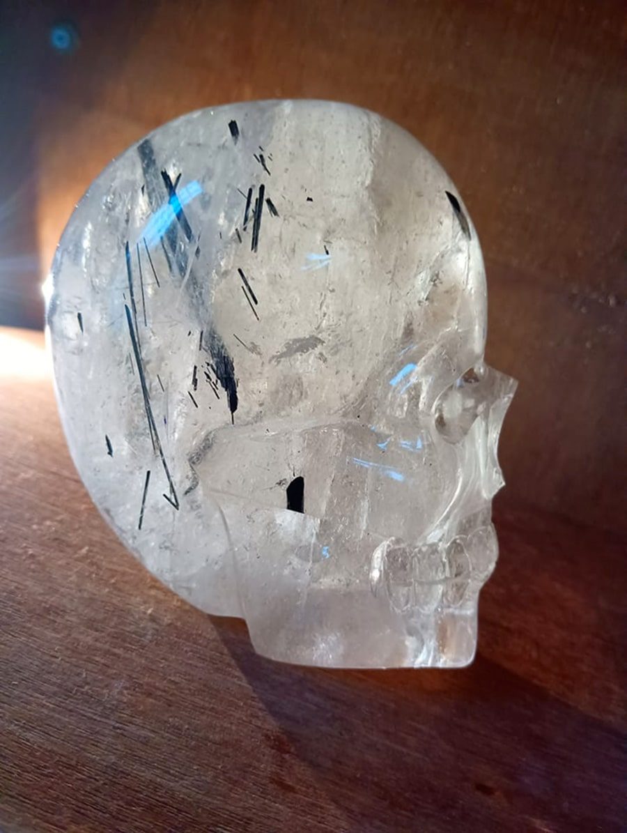 Crâne en cristal de roche avec inclusion tourmaline noire
