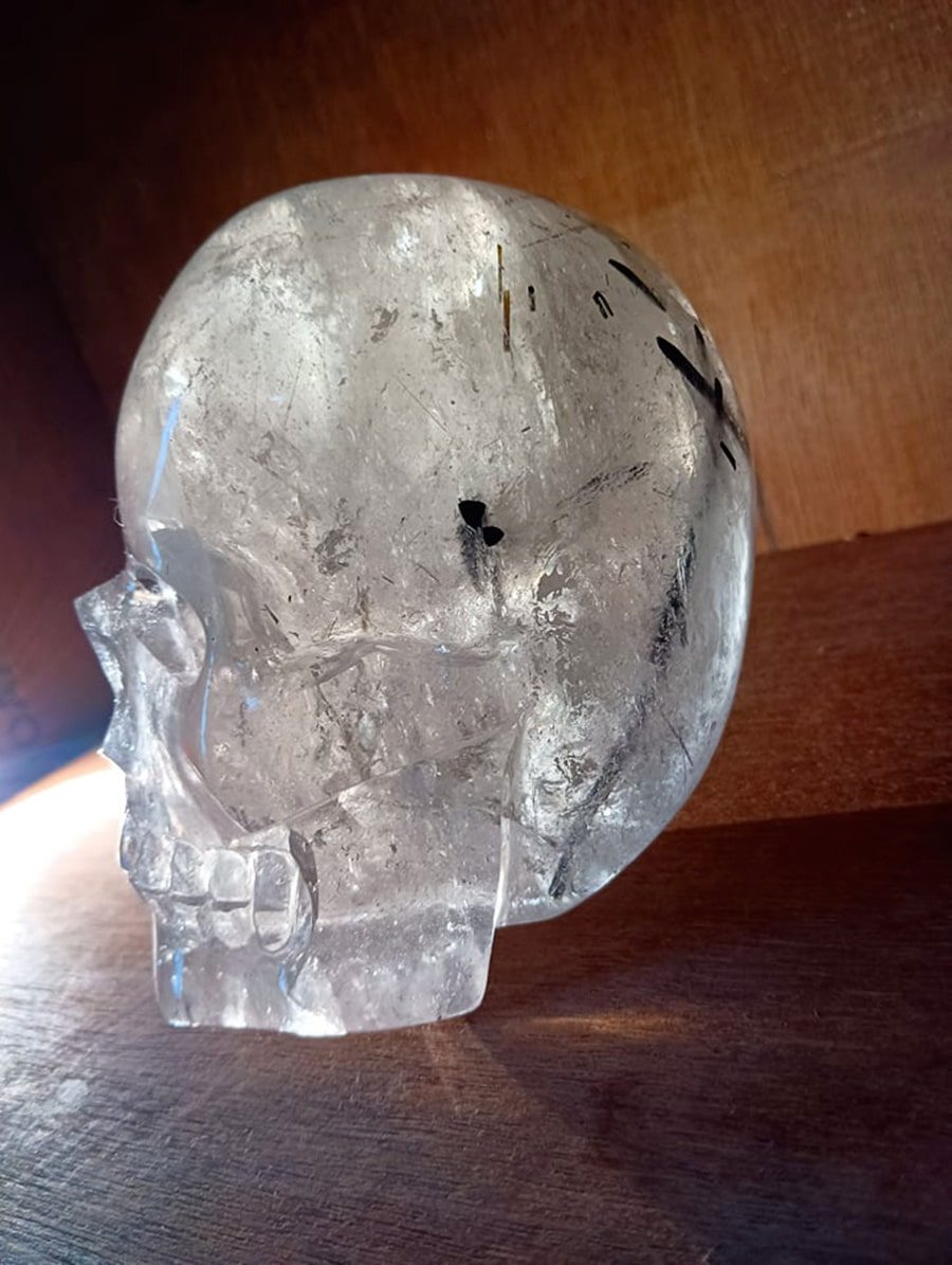 Crâne en cristal de roche avec inclusion tourmaline noire
