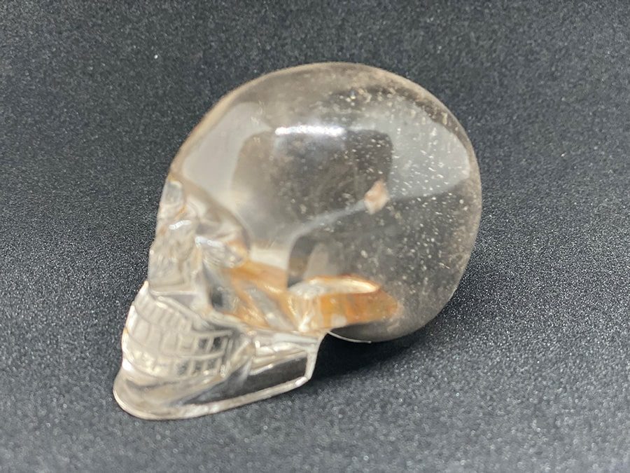 Crâne en quartz fumé avec du quartz healer
