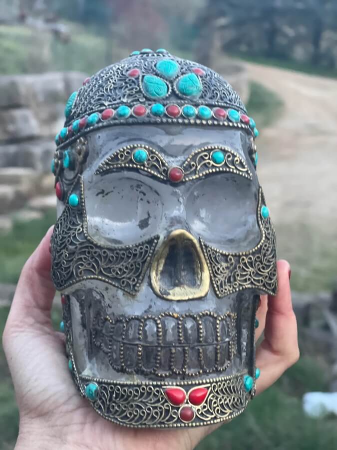 Crâne tibétain turquoise , malachite et grenat